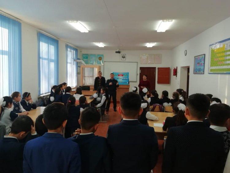 ҚР -нің әкімшілік  құқықтық кодексінің  436 бабы 3 бөлімі  бойынша пиротехникалық заттарды  қолданбау туралы  оқушыларға   мектеп  инспекторы  және  тәрбие  орынбасарлары  тарапынан  түсіндіру  жүргізілді.