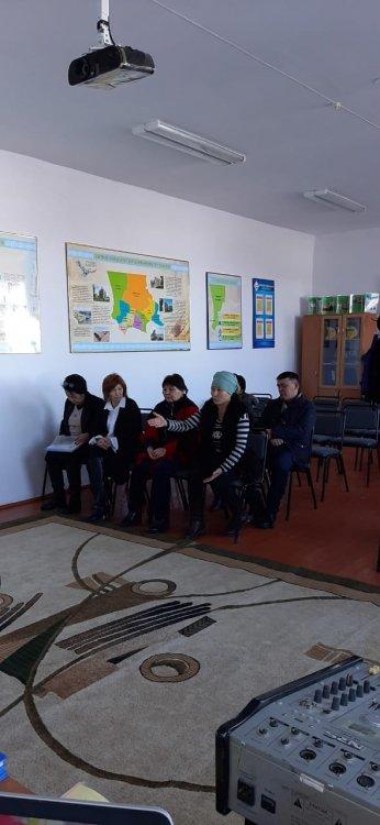 11 сынып ата- аналарына  мектеп ішінен  құрылған  қамқоршылық  кеңес  мүшелері  ҰБТ ге байланысты  түсіндіру  жұмыстарын  жүргізді.  Жиналысты  мектеп  директорының  бағдарлы  оқыту  жөніндегі  орынбасары  Ж. Иманбеков  жүргізді.