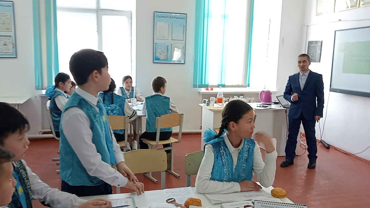 Әдістемелік күн бағдарламасына сай биология пәнінің мұғалімі А.Ташкеев 6 "А" сыныбында "Біз қалай энергия алмасамыз?" тақырыбында ашық сабақ өтті.