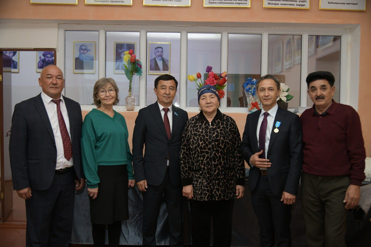 Қазақстанның еңбек сіңірген әртісі, актер, мектебіміздің түлегі Дулыға Ақмолдамен кездесу  өткізілді.