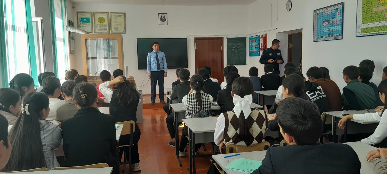 "Заң және тәртіп" айлығы аясында құқық қорғау органдары қызметкерлерімен кездесу өткізілді.